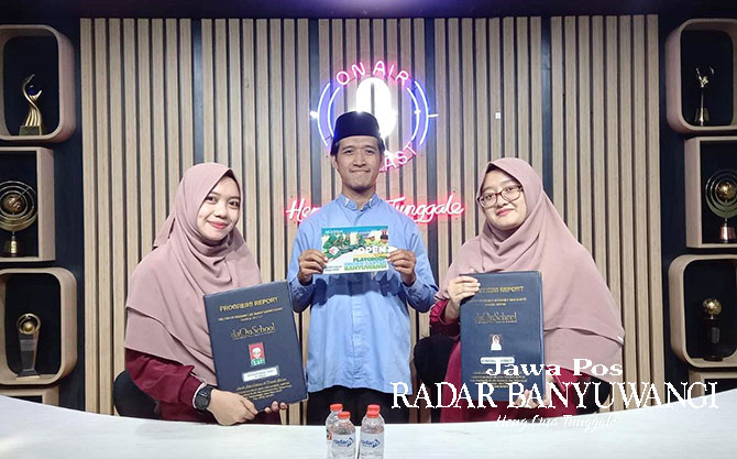 AJANG PROMOSI: Kepala KB-TK Daqu School Banyuwangi Didin Pusputasari, Wakil Kepala Indana Zulfa, dan Teguh Sulaksono berfoto bersama usai mengisi podcast di kantor JP-RaBa, Selasa (17/1). (Irwan Suryanto/Radar Banyuwangi)