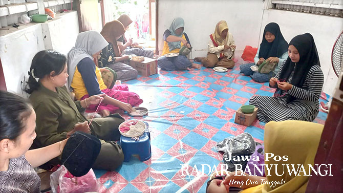 PEREMPUAN BERDAYA: Tas dengan aksesori manik-manik produksi UMKM di Desa Blimbingsari tembus pasar luar daerah hingga mancanegara. (Ayu Lestari/Radar Banyuwangi)