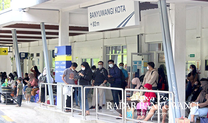 TAAT PROKES: Penumpang bersiap naik kereta api di Stasiun Banyuwangi Kota, Rabu (11/1). (Zaki untuk Radar Banyuwangi)