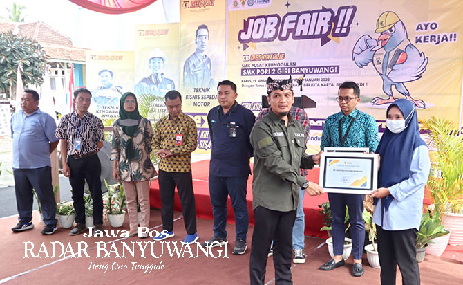 SIAP KERJA: Kepala SMK PGRI 2 Giri M. Arif Rahman bersama 12 perwakilan perusahaan membuka Job Fair dalam rangka Dies Natalis SMK KDI, Kamis (19/1). (Fredy Rizki/Radar Banyuwangi)