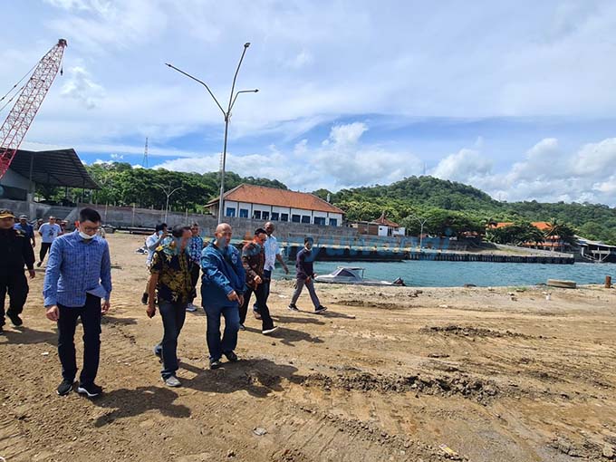 TEMPAT IKAN :  Direktur Jenderal Perikanan Tangkap Kementerian Kelautan dan Perikanan (KKP), Muhammad Zaini meninjau Pelabuhan Perikanan Dusun Selogiri, Desa Ketapang, Kecamatan Kalipuro kemarin. (Fredy Risky/RadarBanyuwangi.id)