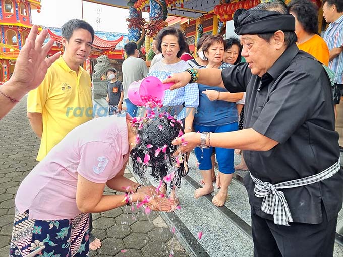 TOLAK BALA: Umat TITD Hoo Tong Bio Banyuwangi mengikuti ritual cisuak di halaman kelenteng setempat kemarin (15/1). (Ardian untuk RadarBanyuwangi.id)