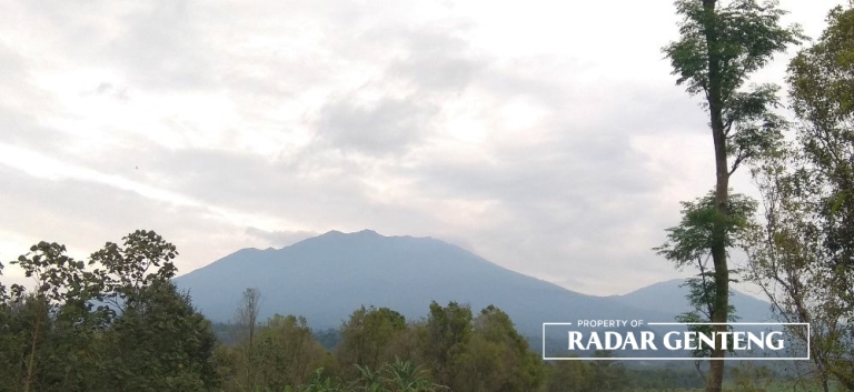 ASAP: Gunung Raung teramati mengeluarkan asap bertekanan lemah dari kawah dengan ketinggian 50-200 meter dari puncak pada Minggu (29/1). (Foto: Burhan Untuk JPRG)