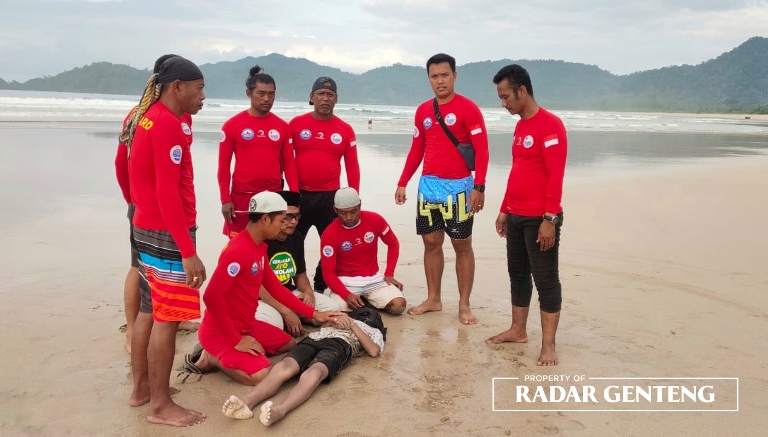 MALANG: Jasad Ahmad Denianto ditemukan Taufiq Hidayat di Pantai Pulau Merah, Dusun Pancer, Desa Sumberagung, Kecamatan Pesanggaran, Selasa pagi (24/1). (Foto: Salis Ali/JPRG)