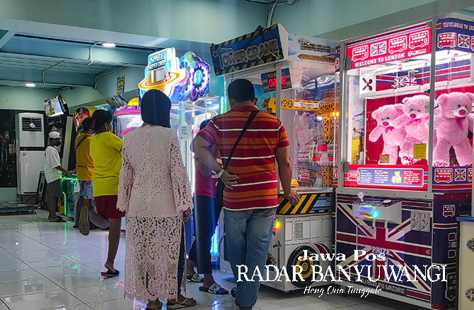 TAK PERLU PENJAGA: Tempat permainan di pusat perbelanjaan biasanya menggunakan kartu khusus untuk wahana bermain. (Ramada Kusuma/Radar Banyuwangi)