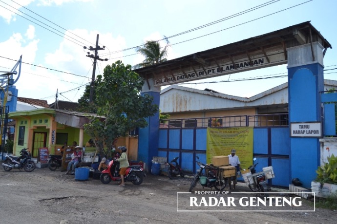 PEDAGANG: Pintu Gerbang pabrik PT BFCI yang dinyatakan pailit dimanfaatkan untuk jual beli ikan lemuru, Kamis (12/1). (Lugas Rumpakaadi/JPRG)