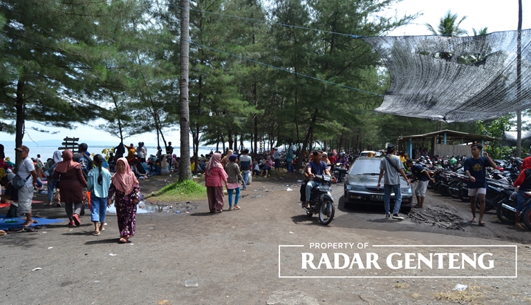 RAMAI: Suasana di Pantai Gumuk Kantong, Dusun Palurejo, Desa Sumbersewu, Kecamatan Muncar yang ramai diserbu pengunjung pada tahun baru 2023, Minggu (1/1). (Lugas Rumpakaadi/JPRG)