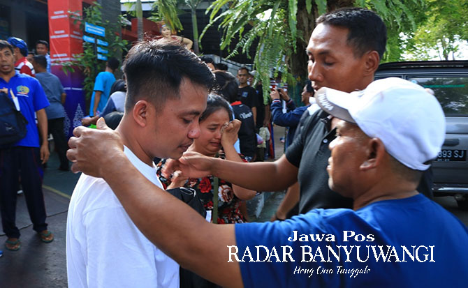 LUAPKAN KEGEMBIRAAN: Puluhan napi sujud syukur di depan pintu gerbang Lapas Banyuwangi, Rabu (11/1). (Bagus Rio/Radar Banyuwangi)