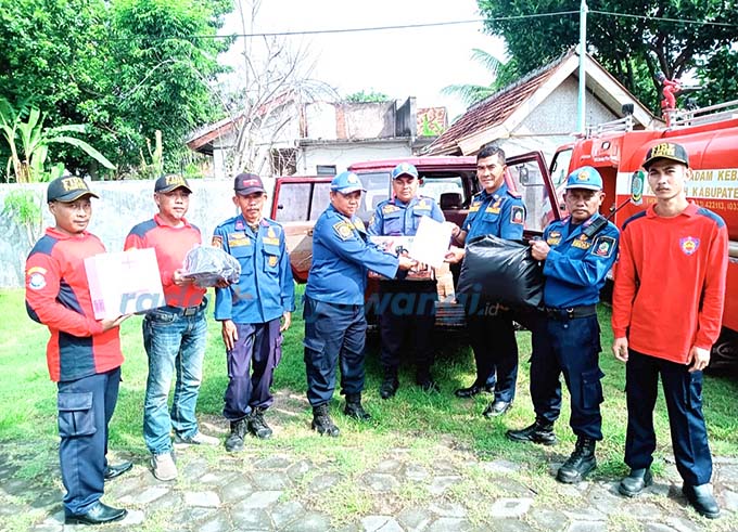 DISERAHKAN: Sejumlah peralatan Damkar dan penyelamatan diserahkan ke petugas Damkar Sektor Srono. Prosesi penyerahan dilakukan di Markas Dinas Damkarmat Banyuwangi kemarin (16/1). (Bagus Rio/RadarBanyuwangi.id)