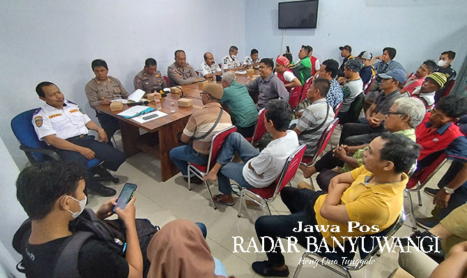 MEDIASI: Sejumlah driver online dan konvensional dipertemukan di kantor Dishub Banyuwangi, Selasa (17/1). Mereka bersitegang gara-gara berebut penumpang di Pelabuhan ASDP Ketapang. (Bagus Rio/Radar Banyuwangi)