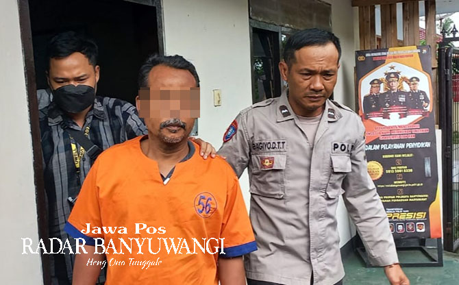 PAKAI BAJU TAHANAN: Pelaku pencabulan, Mukhlasin, ditahan di Polsek Giri, Kamis (19/1). Yang bersangkutan ditahan karena diduga telah mencabuli tiga muridnya. (Bagus Rio/Radar Banyuwangi)