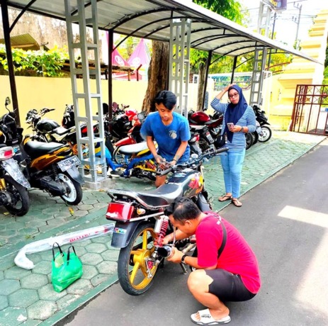 WAJIB STANDAR: Sepeda motor protolan yang diamankan polisi sejak Desember lalu boleh diambil pemiliknya dengan syarat menyertakan onderdil standar di Mapolresta Banyuwangi, kemarin (12/1). (Bagus rio/RadarBanyuwangi.id)