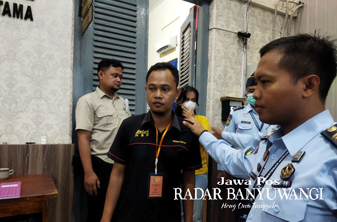 TERTANGKAP TANGAN: Muhammad Nurhalim (baju napi) dan Linda Agustin (baju kuning) diamankan petugas Lapas Banyuwangi, Selasa (17/1). (Bagus Rio/Radar Banyuwangi)