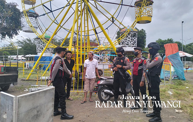 BERI RASA AMAN: Kasat Samapta Kompol Subandi bersama anggota memantau sejumlah tempat wisata di Banyuwangi, Minggu (1/1/23). (Bagus Rio/Radar Banyuwangi)
