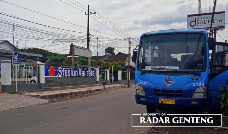KOSONG: Bus Damri jurusan Desa/Kecamatan Sempu - Desa Karangdoro, Kecamatan Tegalsari memulai perjalanan tanpa penumpang di depan Stasiun Kalisetail, Desa/Kecamatan Sempu, Senin (30/1). (Foto: Salis Ali/JPRG)