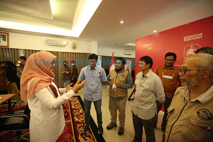 PENGABDIAN MASYARAKAT: Bupati Ipuk Fiestiandani bertemu rombongan ITB di kantor Pemkab Banyuwangi membahas pengembangan geopark Ijen. (Dini Untuk RadarBanyuwangi.id)
