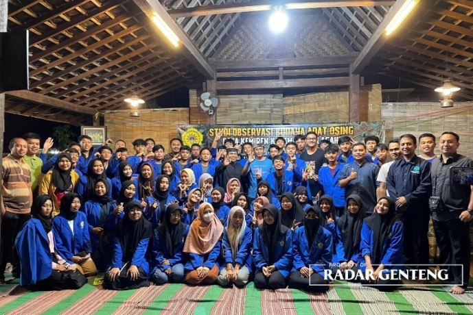 AKHIR ACARA: Para siswa SMA Muhammadiyah 2 Genteng dan panitia kegiatan studi observasi budaya Using di Desa Kemiren, Kecamatan Glagah, Sabtu (28/1). (Foto: MUHA Untuk JPRG)