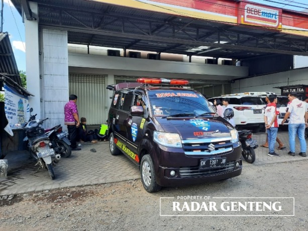 DITOLONG: Kakek dan nenek yang terluka akibat ditabrak mobil Toyota Fortuner di jalan raya Dusun Krajan II, Desa Setail, Kecamatan Genteng ditolong warga ke RSUD Genteng pada Selasa (10/1). (Foto: Hatta Untuk JPRG)