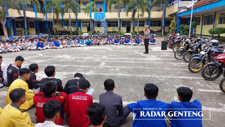 EDUKASI: Kanitlantas Polsek Genteng Iptu Nanang Wardhana mengadakan sosialisasi lalu lintas di SMK Muhammadiyah 1 Genteng, Kamis (26/1). (Foto: Salis Ali/JPRG)