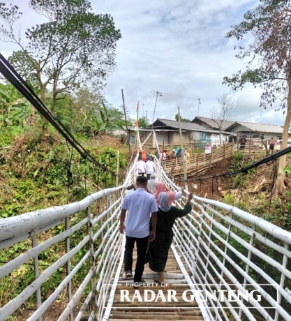 DARURAT: Para wali murid mencoba jembatan darurat yang menghubungkan Afdeling Carangan, Dusun Gunungkrikil, Desa Tegalharjo, Kecamatan Glenmore dengan Desa Karangharjo, Kecamatan Glenmore, Selasa (3/1). (Solikhin Untuk JPRG)