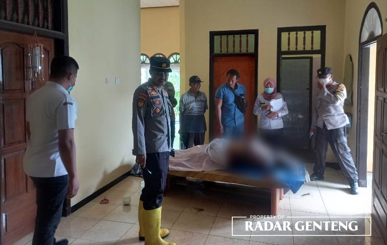 GEGER: Kapolsek Pesanggaran AKP Basori Alwi saat memeriksa jenazah korban di rumahnya Dusun Krajan, Desa Kandangan, Kecamatan Pesanggara, Rabu (15/2). (Foto: Basori untuk JPRG)