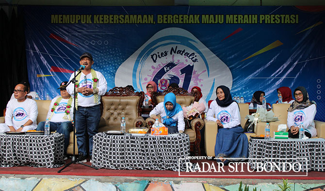 Bupati Situbondo, Karna Suswandi memberikan sambutan dalam puncak acara perayaan dies natalis ke 61 SMPN 1 Asembagus, di halaman sekolah tersebut, Dusun Kampung Barat, Desa/Kecamatan Asembagus Minggu (26/2). (Iwan Feriyanto/Radar Situbondo)