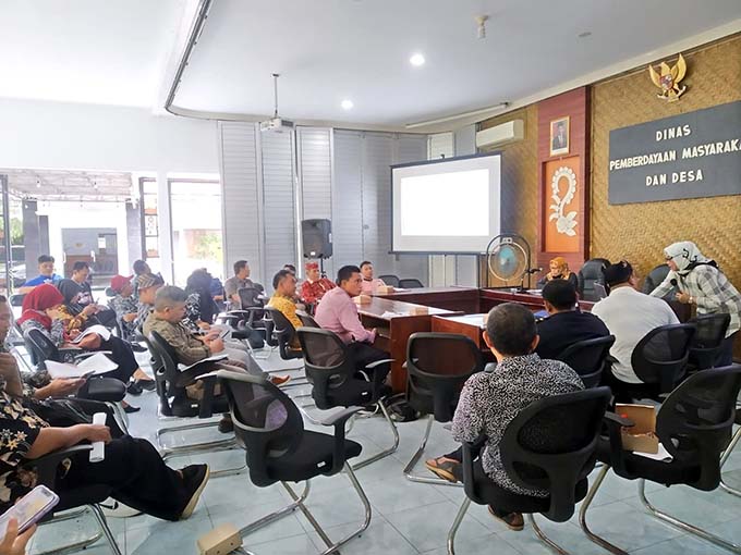PEMBEKALAN: Yeni Risnawati (pegang mikrofon) menyampaikan materi tentang persiapan perlombaan di depan 26 BUMDes ditemani Din Eka Pratiwi (kerudung kuning) di kantor DPMD kemarin (24/2). (Gareta Wardani/RadarBanyuwangi.id)