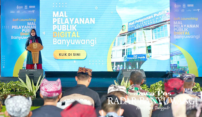 LEBIH MUDAH DAN CEPAT: Bupati Ipuk meluncurkan Mal Pelayanan Publik Digital dalam rangkaian Festival Pelayanan Publik yang digelar di halaman MPP Banyuwangi Oktober 2022 lalu. (Ramadan Kusuma/Radar Banyuwangi)