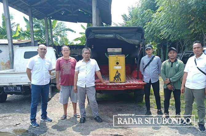 SELAMATKAN BURUNG ELANG: BKSDA Kabupaten Jember membawa burung elang bondol dari rumah Rudi Cahyadi, warga Desa Kalianget, Kecamatan Banyuglugur, belum lama ini. (Humaidi/Radar Situbondo)