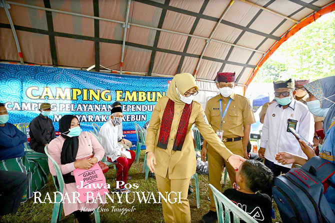 Bupati Ipuk Fiestiandani menyapa warga dalam acara Camping Embun yang digelar Dinas Kependudukan, dan Pencatatan Sipil Banyuwangi. (Dok.Radar Banyuwangi)