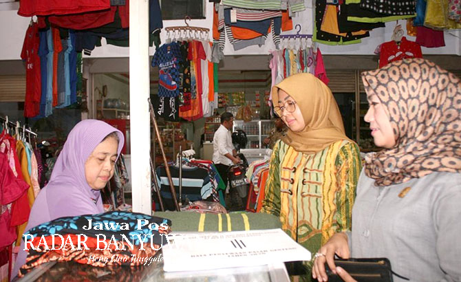 BERBAGI: Emy Wahyuni Dwi Lestari (kanan) berbelanja saat kunjungan ke pasar tradisional di Kecamatan Genteng.
