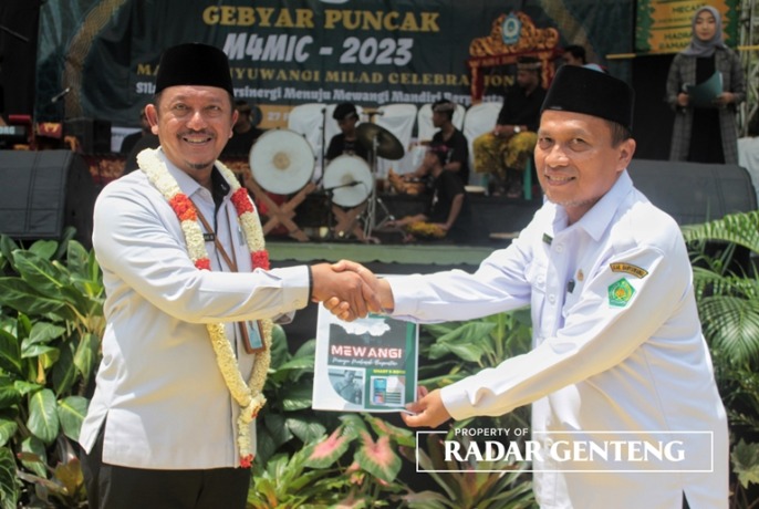 RESMI: Kepala Kemenag Banyuwangi, Dr H Moh Amak Burhanudin, M.Pd.I (kiri) menerima Majalah Mercure hasil karya siswa setelah peresmian tiga program baru di MAN 4 Banyuwangi, Senin (27/2). (Foto: MAN 4 Banyuwangi untuk JPRG)