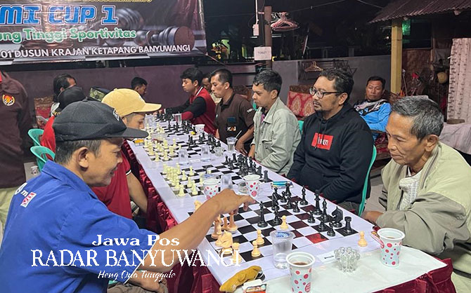 MERAKYAT: I Made Cahyana Negara ikut lomba catur yang digelar di desanya, Desa Ketapang, Kalipuro, Banyuwangi. (Dok.Radar Banyuwangi)