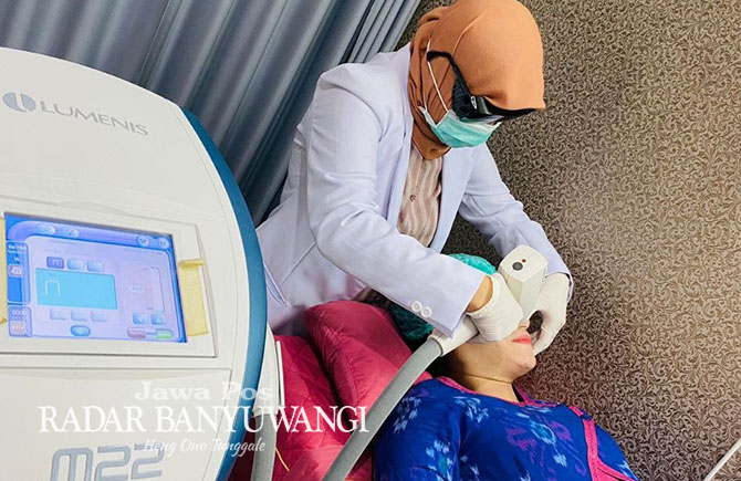 BENING: dr. Tutik Rahayu, Sp. D. V melakukan perawatan kulit untuk menghilangkan keluhan wajah dengan laser. (Novita untuk Radar Banyuwangi)