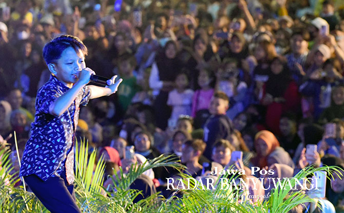 PUKAU PENONTON: Farel Prayoga menggelar konser di Gesibu Blambangan beberapa waktu lalu. (Ramada Kusuma/Radar Banyuwangi)