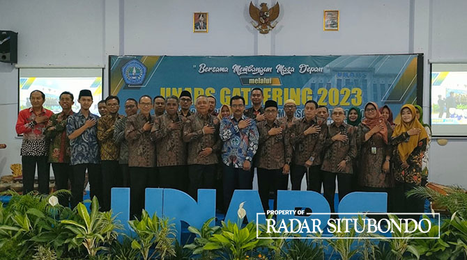 BERSINERGI : Pengurus Yayasan Abdurachman Saleh Situbondo, Rektor Unars, bersama kepala SMA/SMK/MA foto bersama dalam acara Gathering Tahun 2023 di aula Kampus Unars Situbondo, Kamis (23/2). Dalam kegiatan tersebut, mereka berkomitmen membangun masa depan