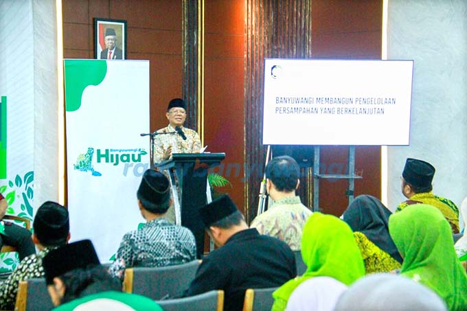 PEDULI LINGKUNGAN: Asisten Perekonomian dan Pembangunan Pemkab Banyuwangi Dwi Yanto memberikan materi dalam workshop di aula Balesaji, Desa Kedayunan, Kecamatan Kabat, Sabtu (25/2). (Deddy Jumhardiyanto/RadarBanyuwangi.id)