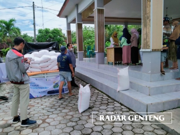 DISERBU PEMBELI: Masyarakat membeli beras murah yang dilaksanakan di halaman Kantor Camat Tegaldlimo, Rabu (15/2). (Foto: Muji untuk JPRG)