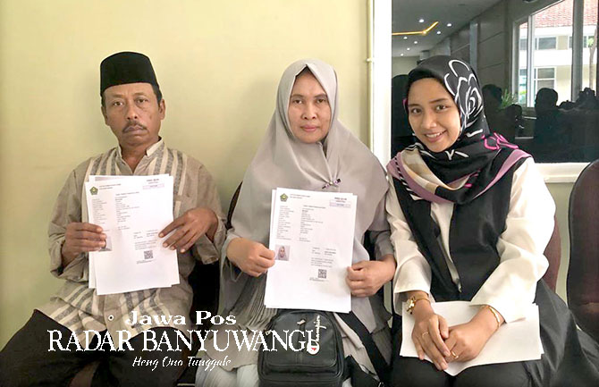 LEBIH MUDAH: Warga Banyuwangi langsung mendapatkan nomor porsi haji usai mendaftar haji di kantor Kemenag Banyuwangi, Kamis (2/2). (Dedy Jumhardiyanto/Radar Banyuwangi)