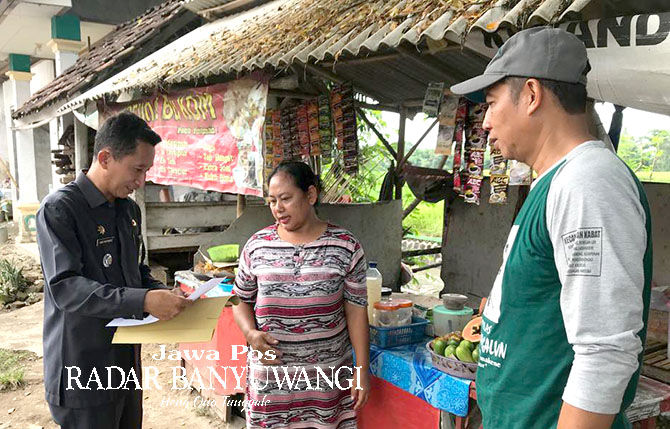LAYANAN PRIMA: Camat Kabat Bibin Widiatmoko mengantarkan nomor induk berusaha (NIB) warga Desa Pakistaji, Kecamatan Kabat, Rabu (7/2). (Dedy Jumhardiyanto/Radar Banyuwangi)