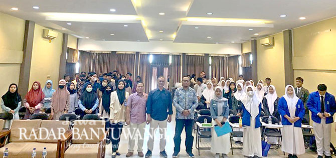 GAYENG: Peserta seminar public speaking bersama Ketua Stikom Banyuwangi, Djuniharto dan pemateri, Senin (13/2). (Stikom Banyuwangi untuk Radar Banyuwangi)