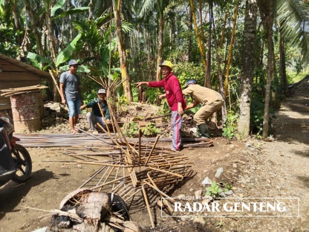 GUYUB: Warga Desa Kandangan, Kecamatan Pesanggaran merakit kawat besi untuk kerangka jembatan gantung di Dusun Sumberdadi, Desa Kandangan, Kecamatan Pesanggaran, Selasa (14/2). (Foto: Riyono untuk JPRG)