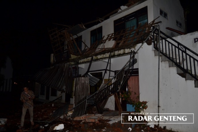 AKIBAT HUJAN LEBAT: Salah satu geduang dua lantai di sisi barat Pendapa Kantor Camat Songgon ambruk pada Rabu (22/2) malam. (Foto: Lugas Rumpakaadi/JPRG)