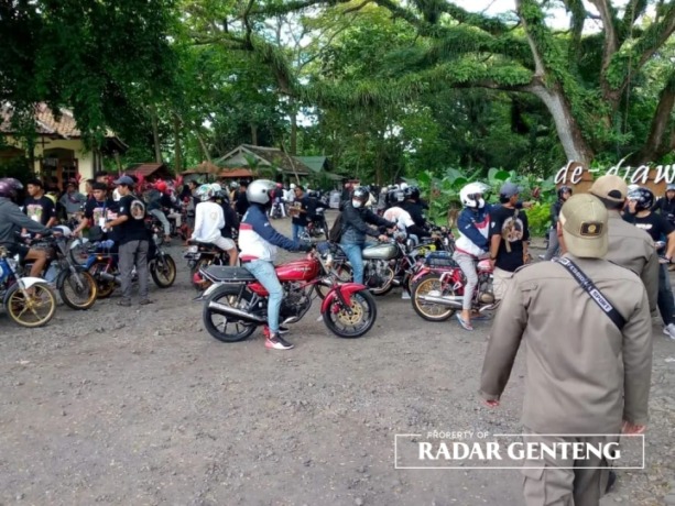 RAMAI: Anggota Komunitas Motor CB berkumpul di lokasi Wisata Djawatan di Dusun Purwosari, Desa Benculuk, Kecamatan Cluring, Minggu (19/2). (Foto: Eko untuk JPRG)