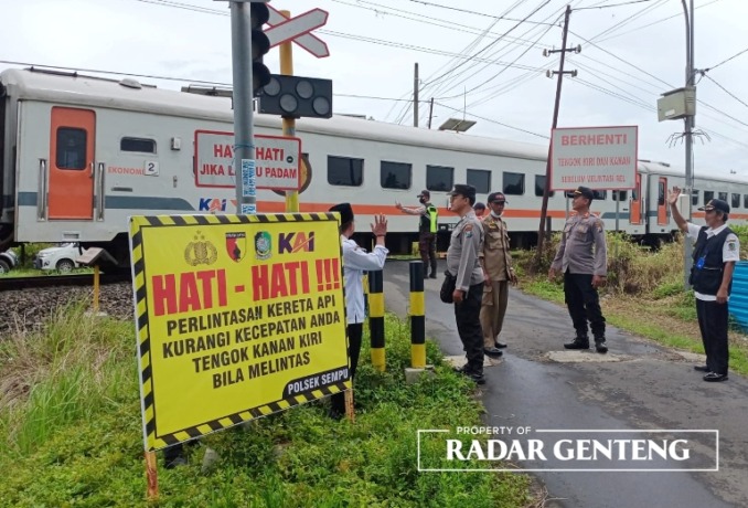 WARNING: Perlintasan KA tanpa palang pintu di Dusun Genitri, Desa Gendoh, Kecamatan Sempu dipasangi papan peringatan, Rabu (15/2). (Foto: Salis Ali/JPRG)