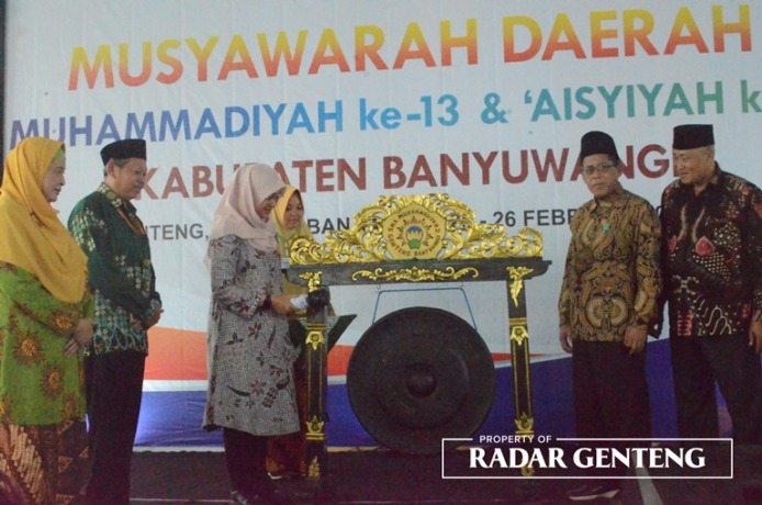 TABUH GONG: Bupati Ipuk Fiestiandani membuka Musda PD Muhammadiyah ke-13 dan PD Aisyiyah ke-7 dengan menabuh gong didampingi didampingi Dr Muhlis Lahudin (dua dari kiri), PWM Jawa Timur Dr Syamsudin (dua dari kanan), Dr Muhammad Sholihin (kanan), PWA Jawa