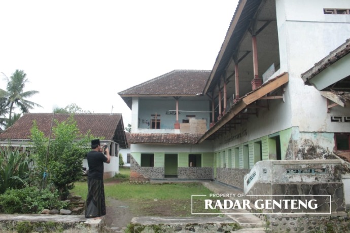 ABADIKA: Said Fahmi  asal Kecamatan Kepanjen Kidul, Kabupaten Blitar mengambil gedung asrama di Pondok Pesantren Al Ashriyah Dusun Jalen, Desa Setail, Kecamatan Genteng, Minggu (12/2). (Foto: Salis Ali/JPRG)