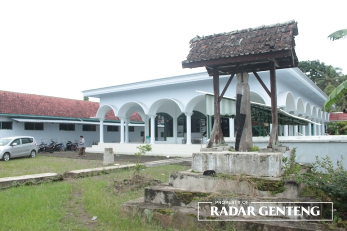 UTUH: Kentongan kuno di depan masjid Pondok Pesantren Al Ashriyah di Dusun Jalen, Desa Setail, Kecamatan Genteng, konon sudah ada zaman Kiai Abdul Basyar, Senin (6/2). (Foto: Salis Ali/JPRG)