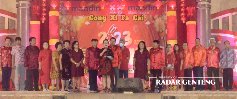 MERIAH: Ketua PWTG Inge Maliana (pegang mik) didampingi pengurus PWTG dalam perayaan Imlek 2574 di Graha Bhakti Sport Desa Setail, Kecamatan Genteng pada Sabtu (4/2) malam. (Thomy Sila/JPRG)