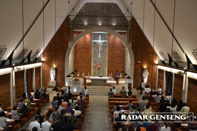 KHUSYUK: Umat Gereja Katolik Paroki Kristus Raja, Dusun Krajan, Desa Genteng Wetan, Kecamatan Genteng mengikuti misa Rabu Abu yang dipimpin Romo Dimas Satyawardhana, Rabu (22/02) petang. (Foto: Lugas Rumpakaadi/JPRG)
